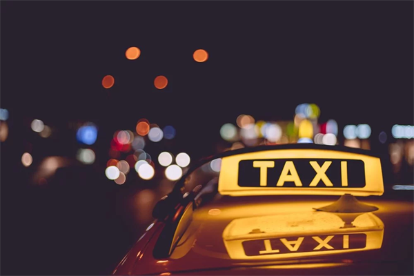 Nahaufnahme eines Taxischildes auf einem Taxi während der Nacht